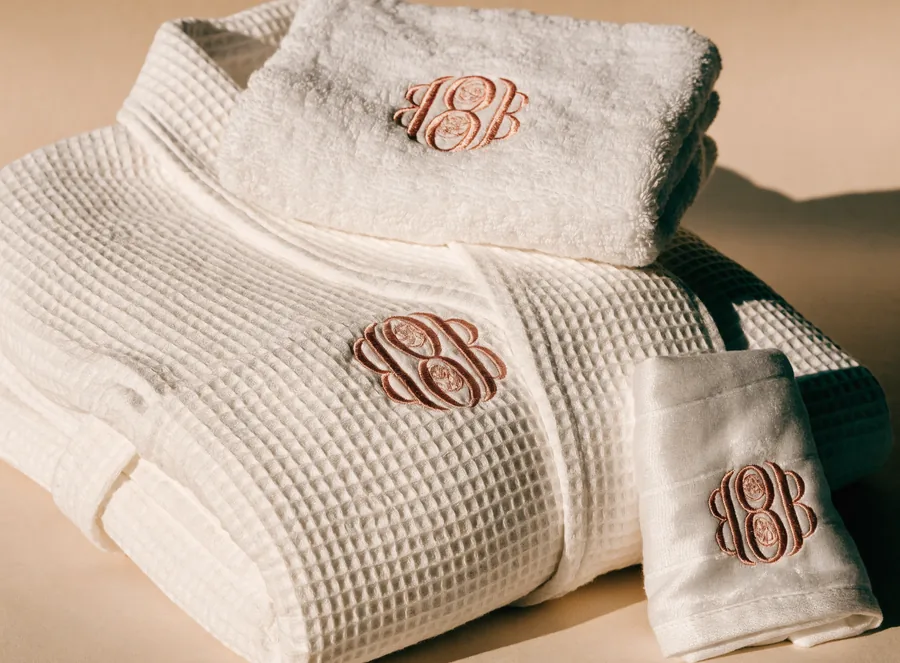 Bestickter Bademantel und Handt&uuml;cher mit Monogramm